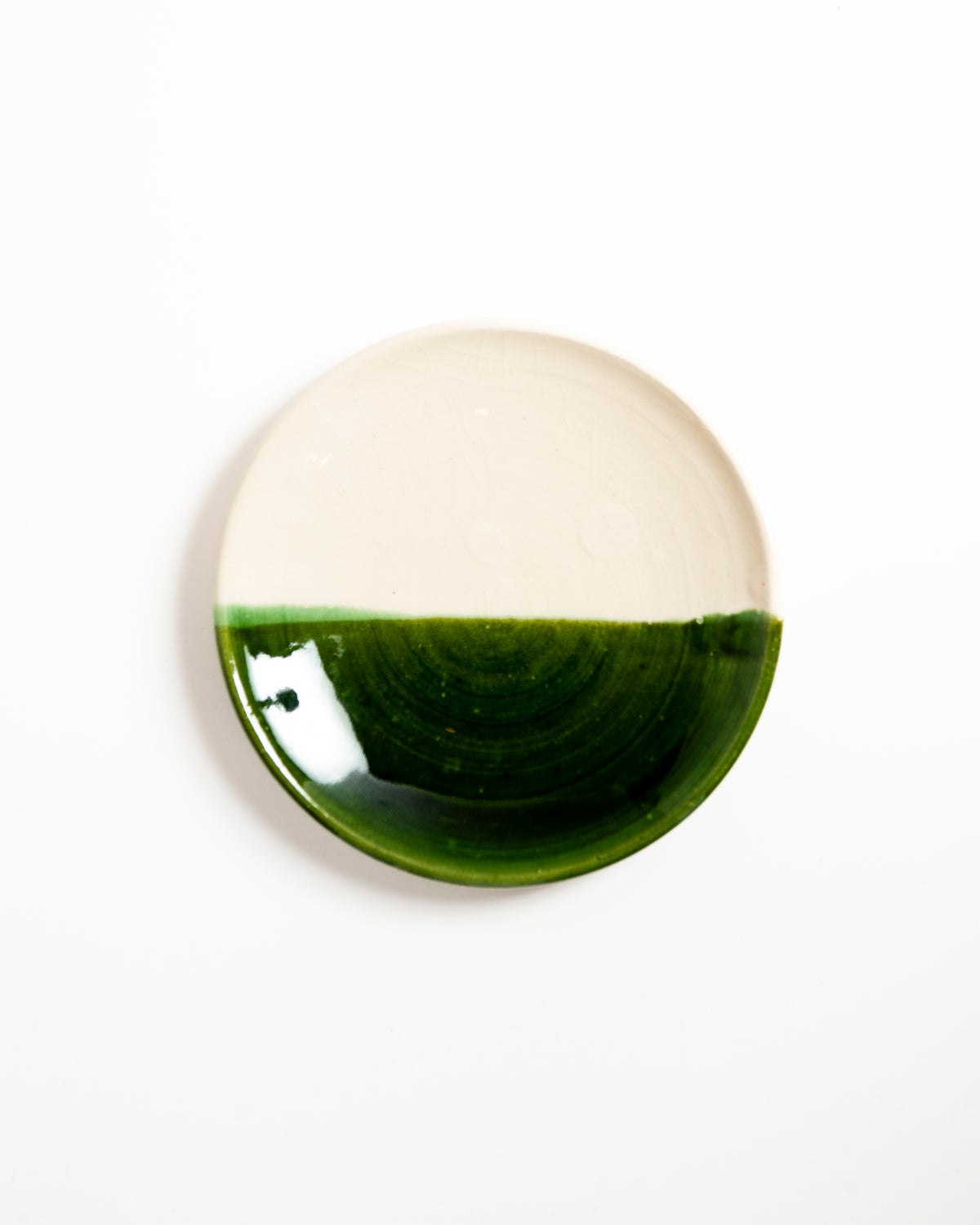Assiette verte et blanche