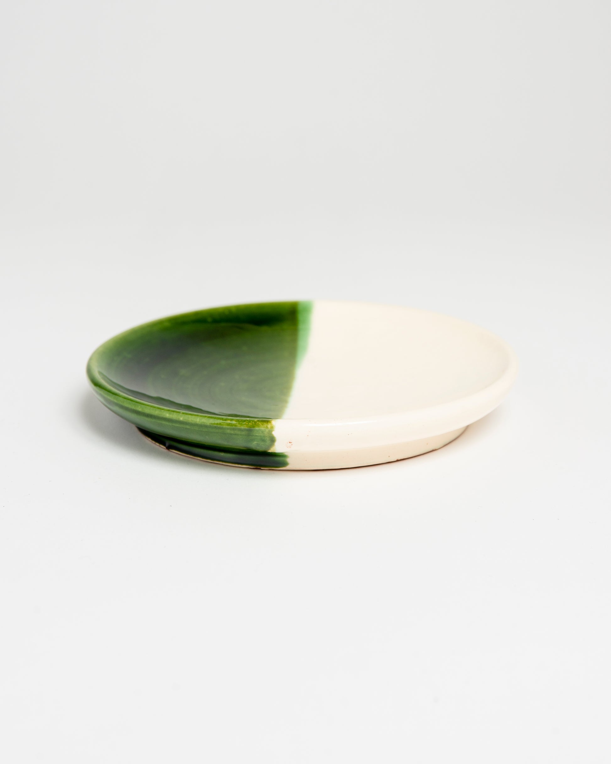 Assiette verte et blanche