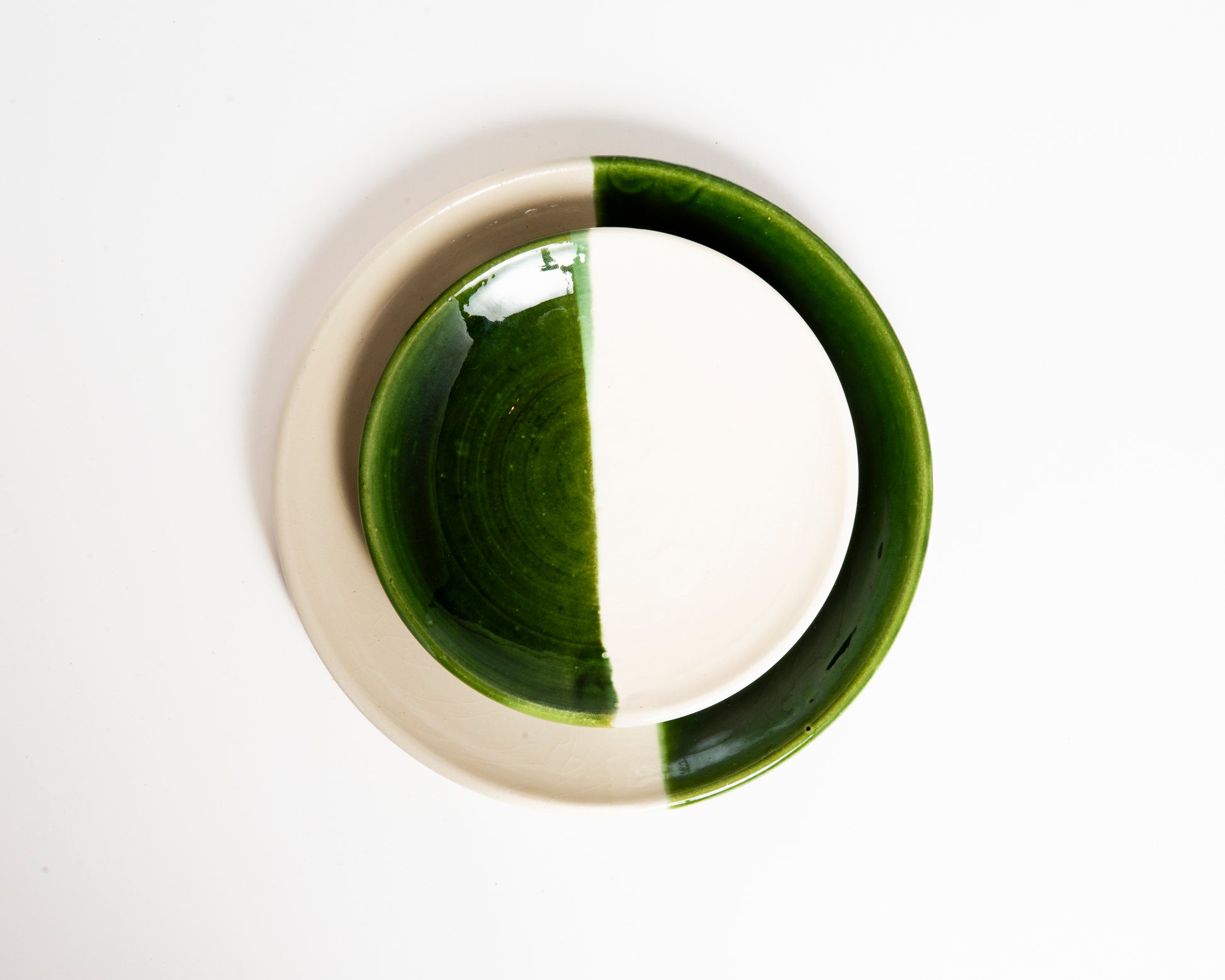 Assiette verte et blanche