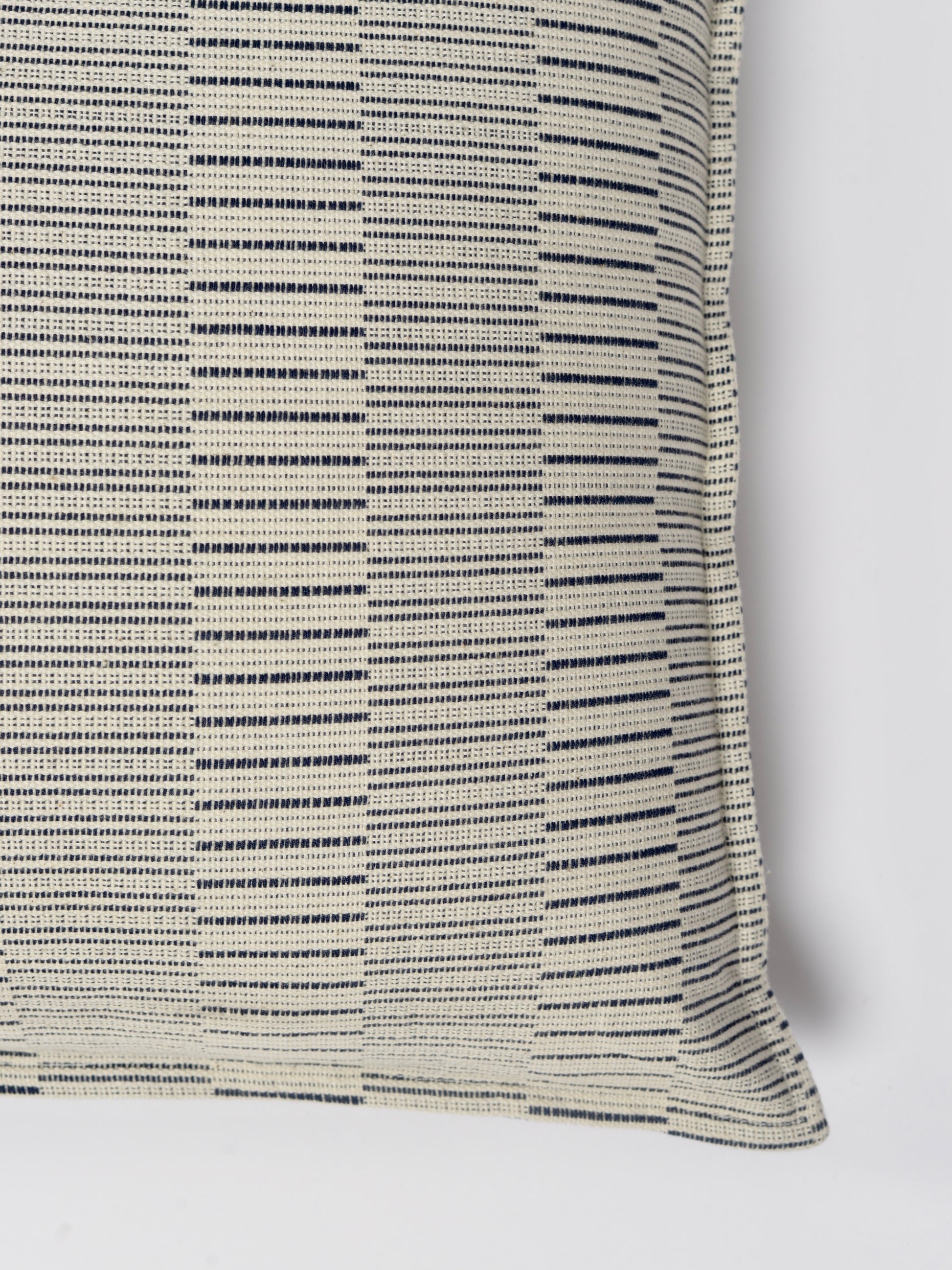 Coussin à rayures Aïssa Dione pour Timuntu
