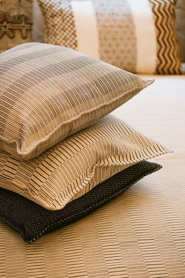 Coussin motifs rayures AÏSSA DIONE POUR TIMUNTU - Artisanat Sénégal