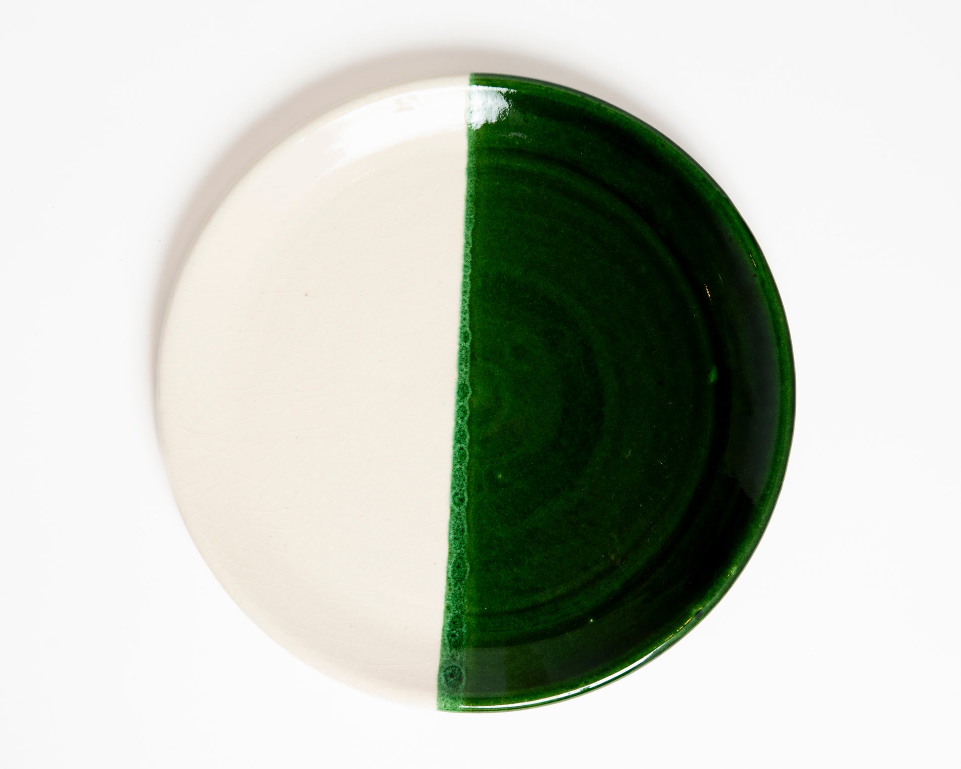 Assiette verte et blanche