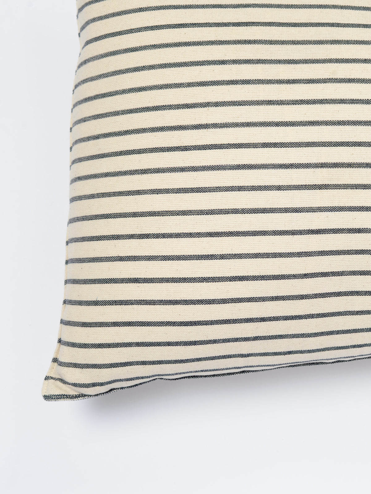 Coussin long Tensira à fines rayures