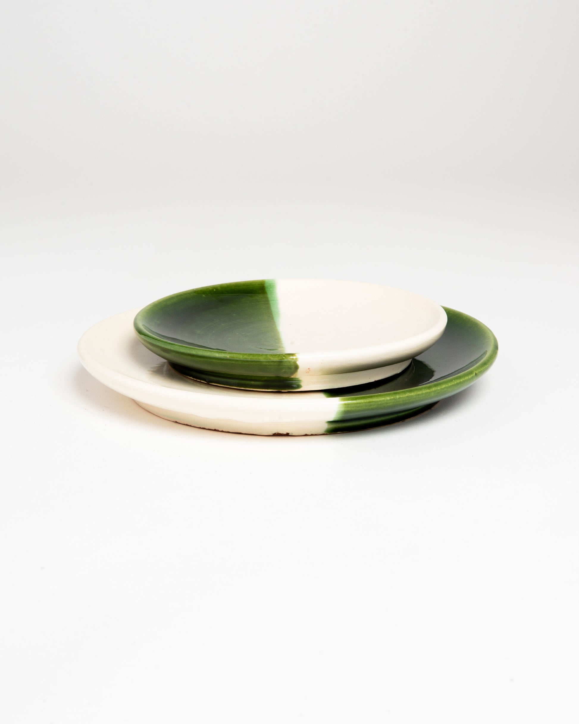 Assiette verte et blanche
