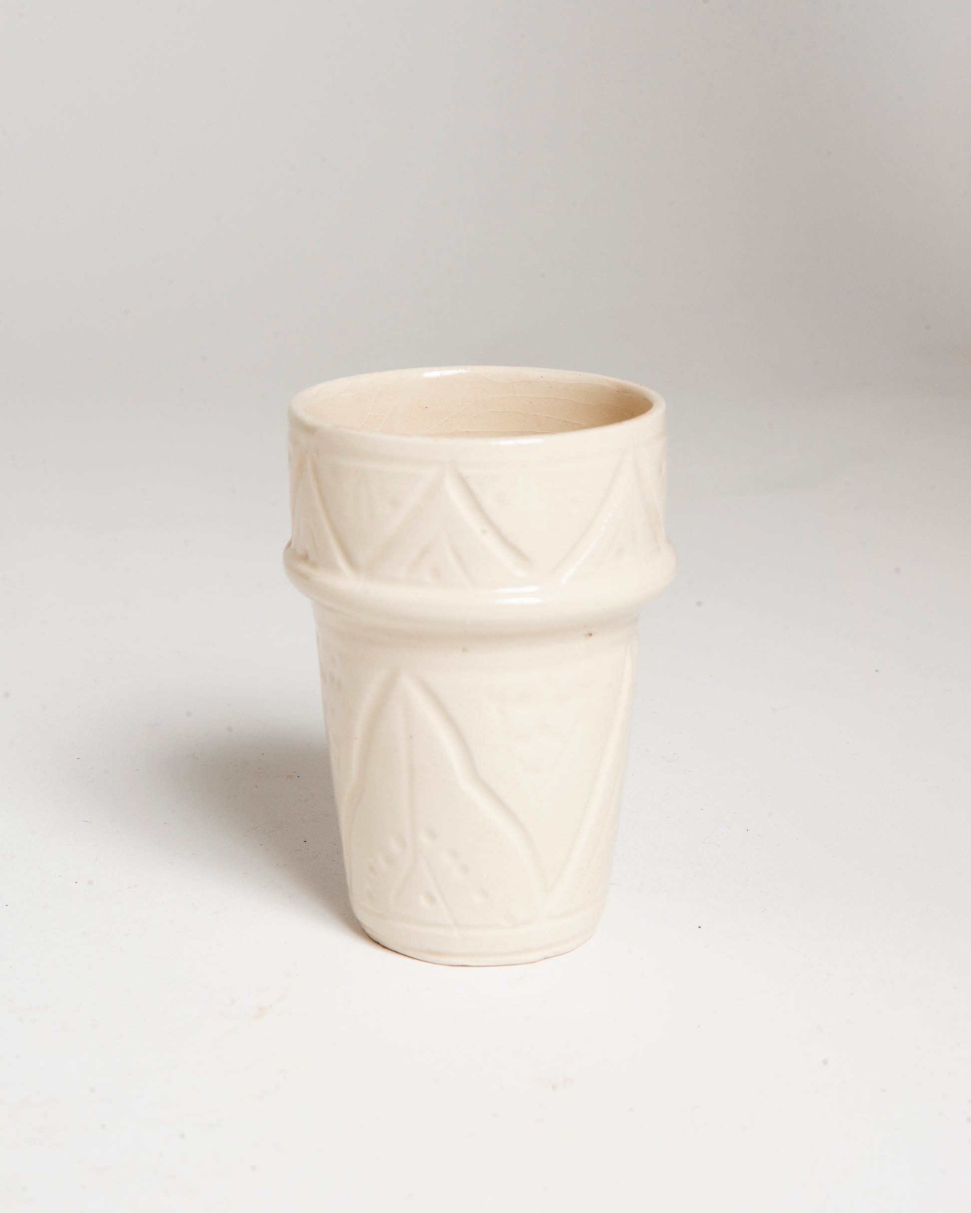 Tasse gravée en céramique