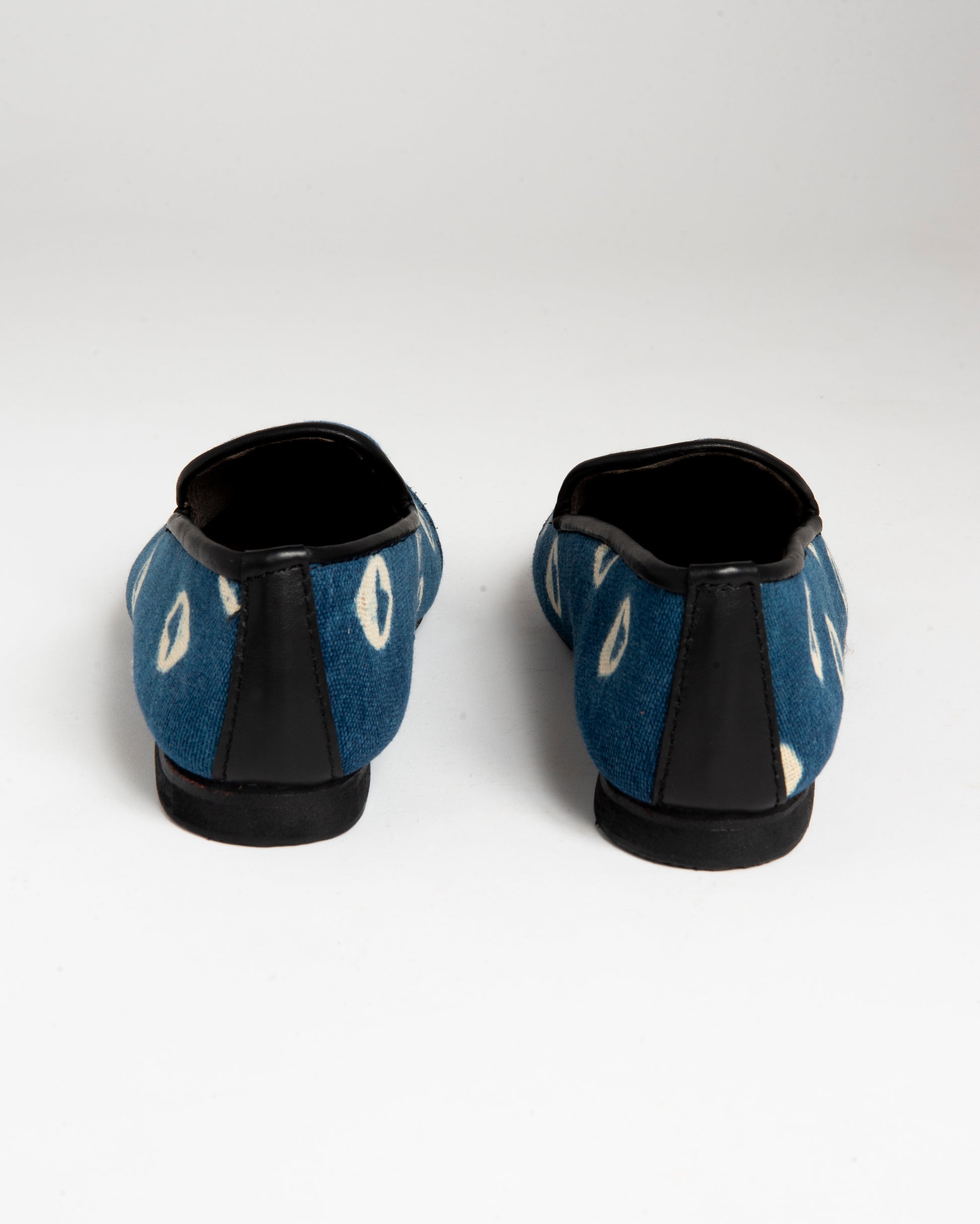 Slippers in Ivorian ikat fabric and leather