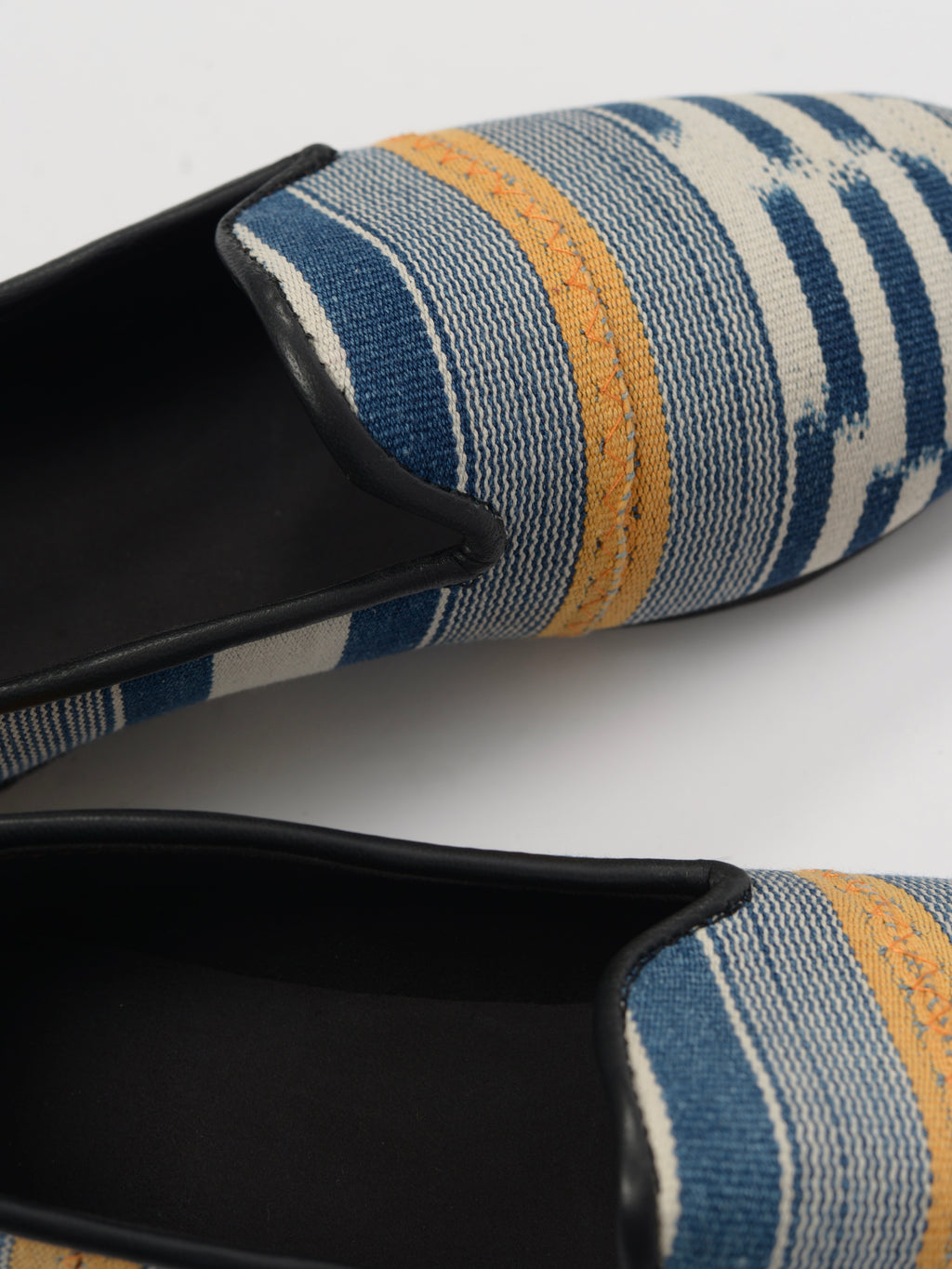 Slippers in Ivorian ikat fabric and leather