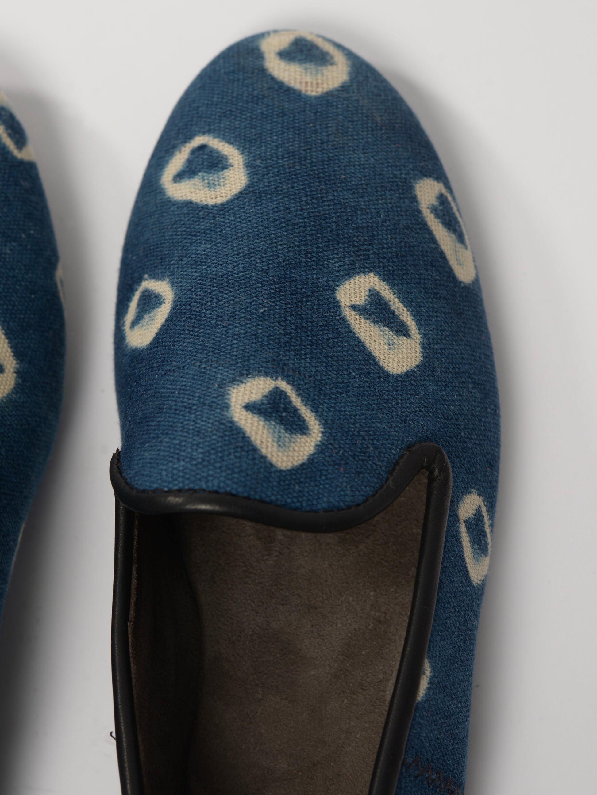 Slippers in Ivorian ikat fabric and leather