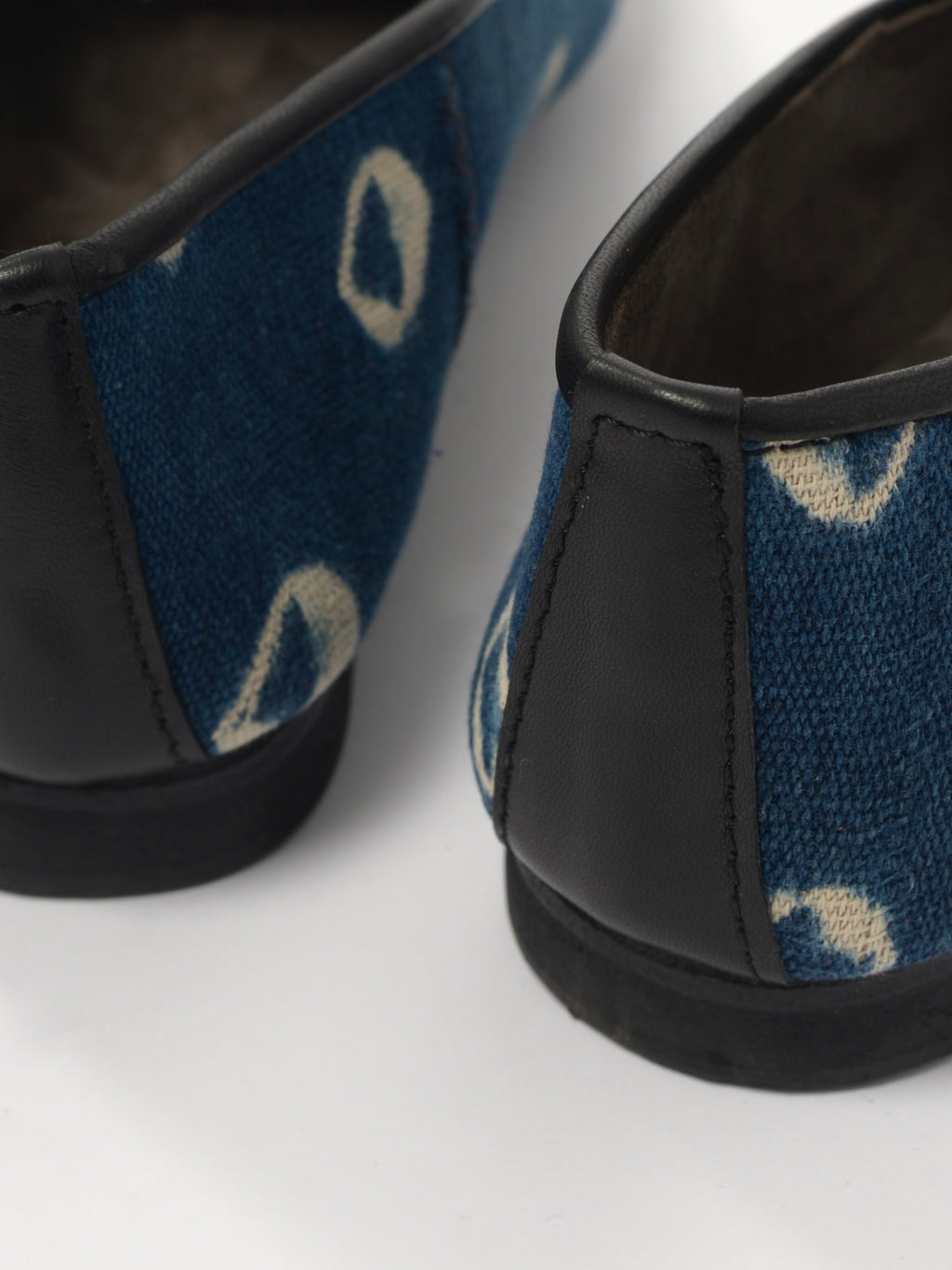 Slippers in Ivorian ikat fabric and leather