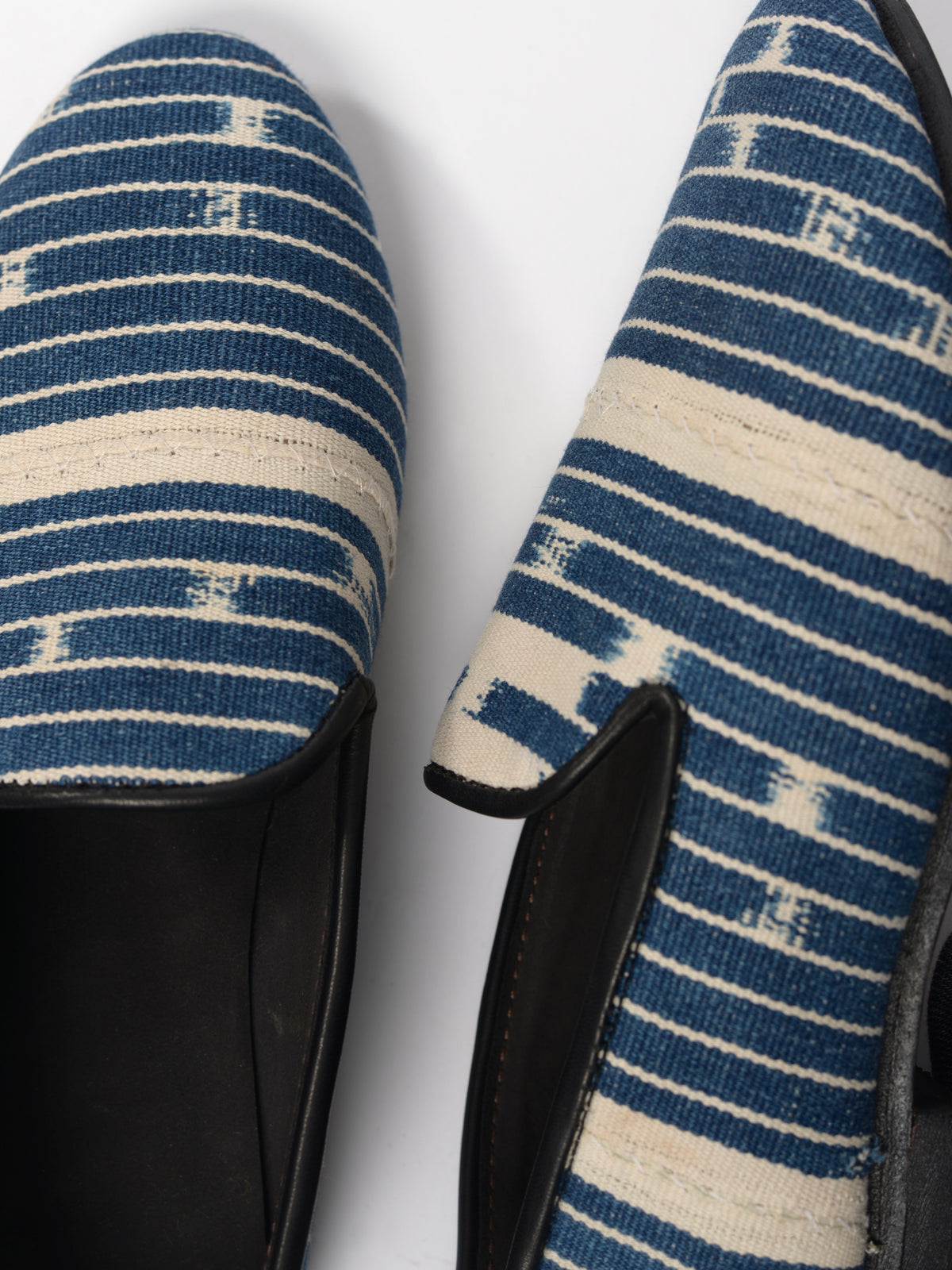 Slippers tissu ikat bordures cuir - Artisanat Maroc / Côte d'Ivoire