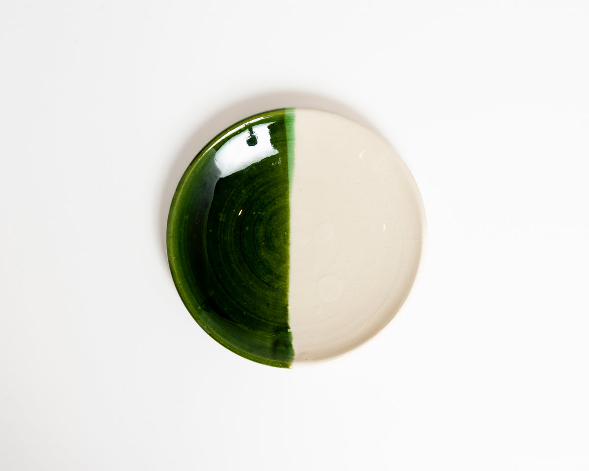 Assiette verte et blanche