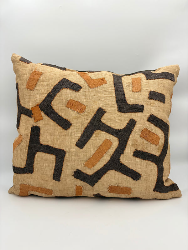 Coussin Ntshak raphia tissé main graphique - Artisanat Congo