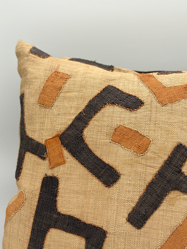 Coussin Ntshak raphia tissé main graphique - Artisanat Congo