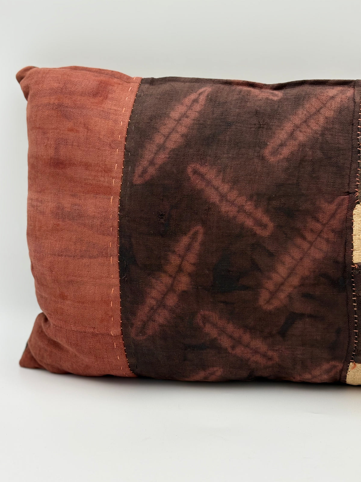 Coussin Ntshak raphia tissé main bordeaux - Artisanat Congo