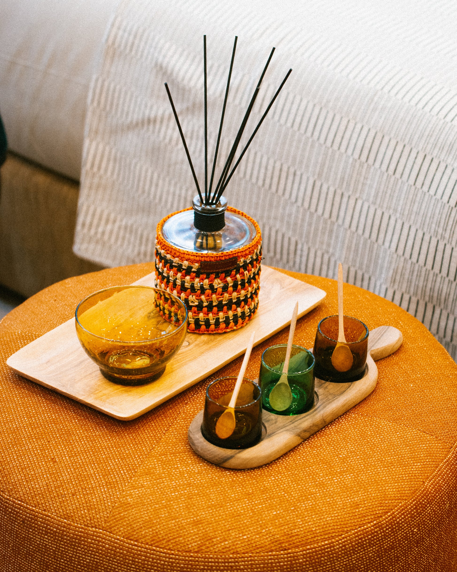 Plateau en bois avec un trio de verres