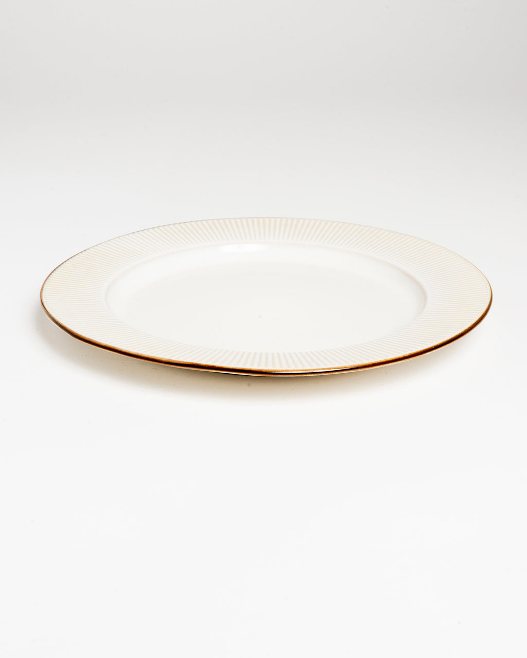Assiette artisanale blanche à bord strié doré