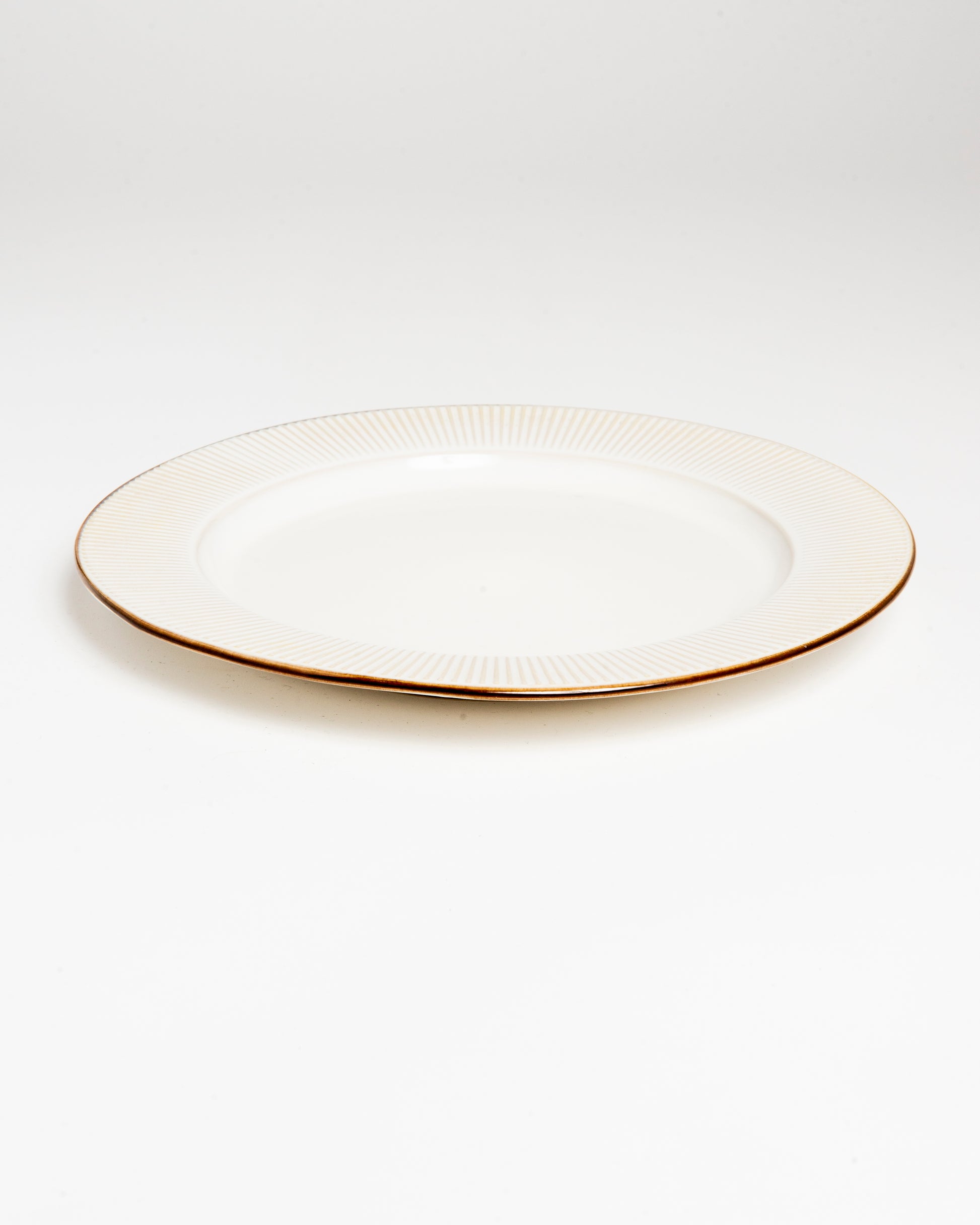 Assiette artisanale blanche à bord strié doré