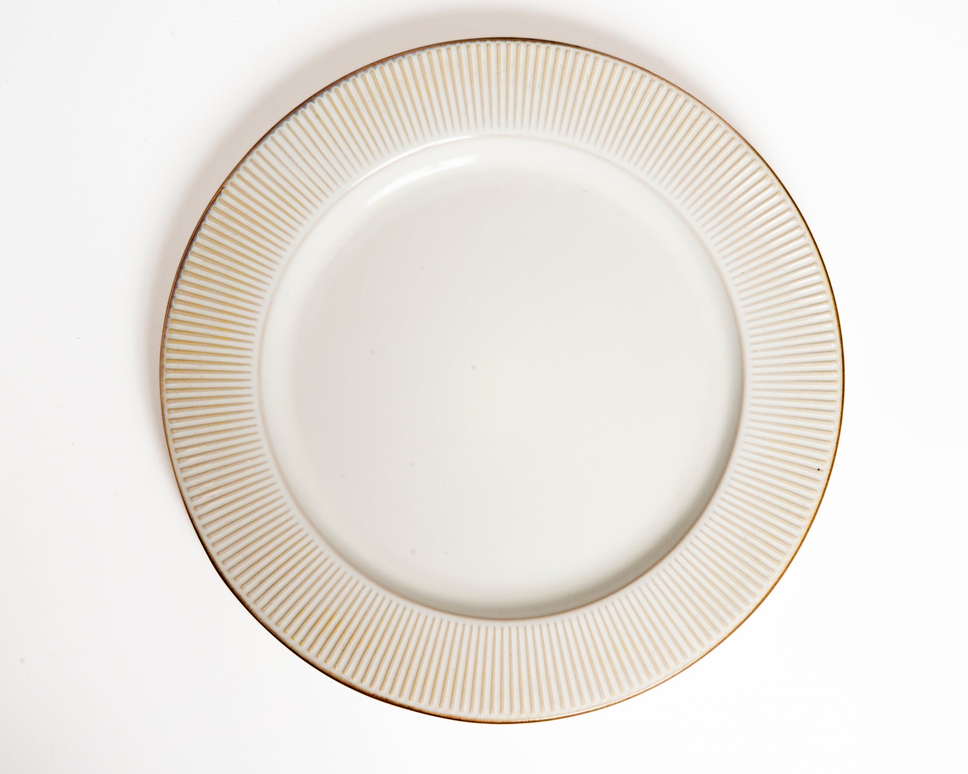 Assiette artisanale blanche à bord strié doré