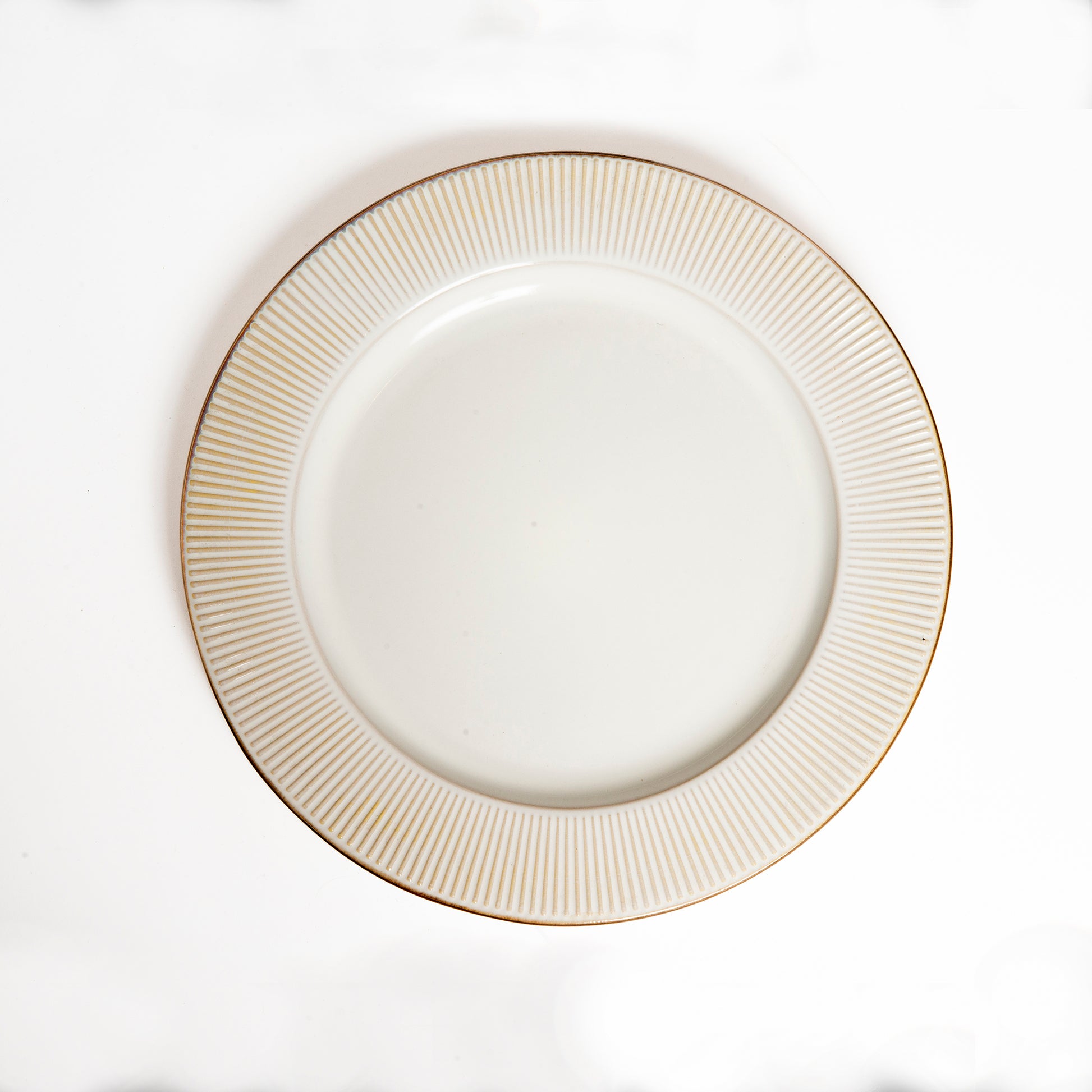 Assiette artisanale blanche à bord strié doré