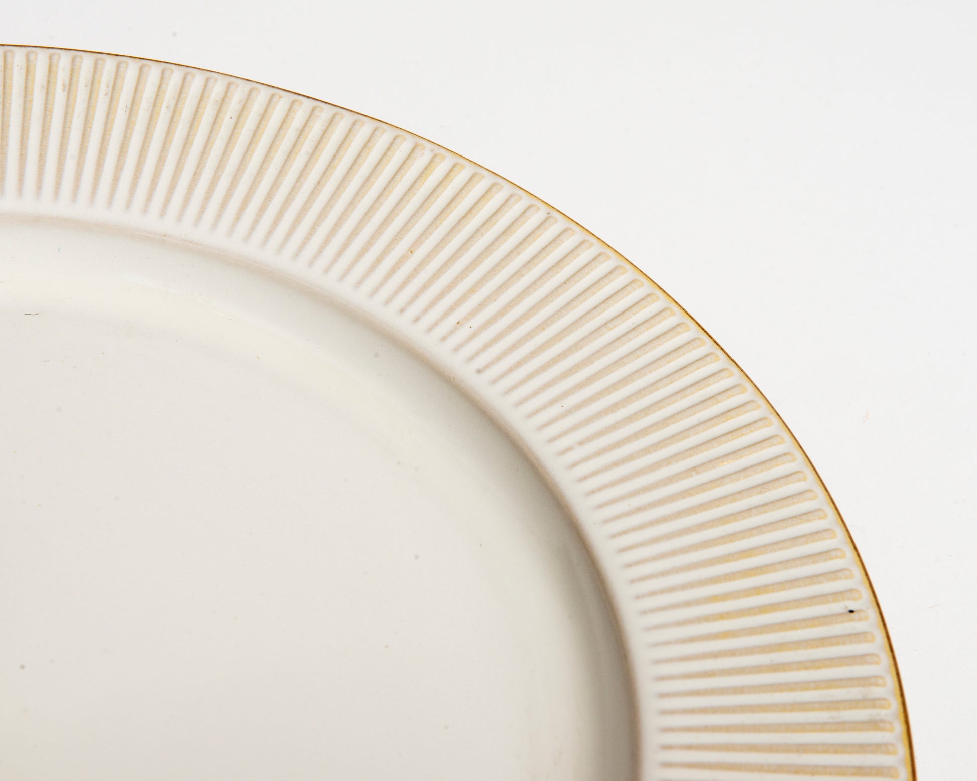 Assiette artisanale blanche à bord strié doré