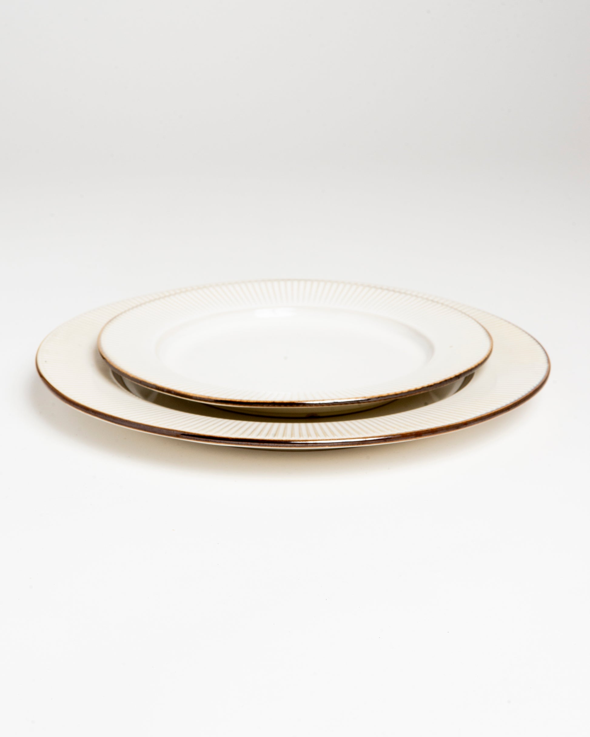 Assiette artisanale blanche à bord strié doré