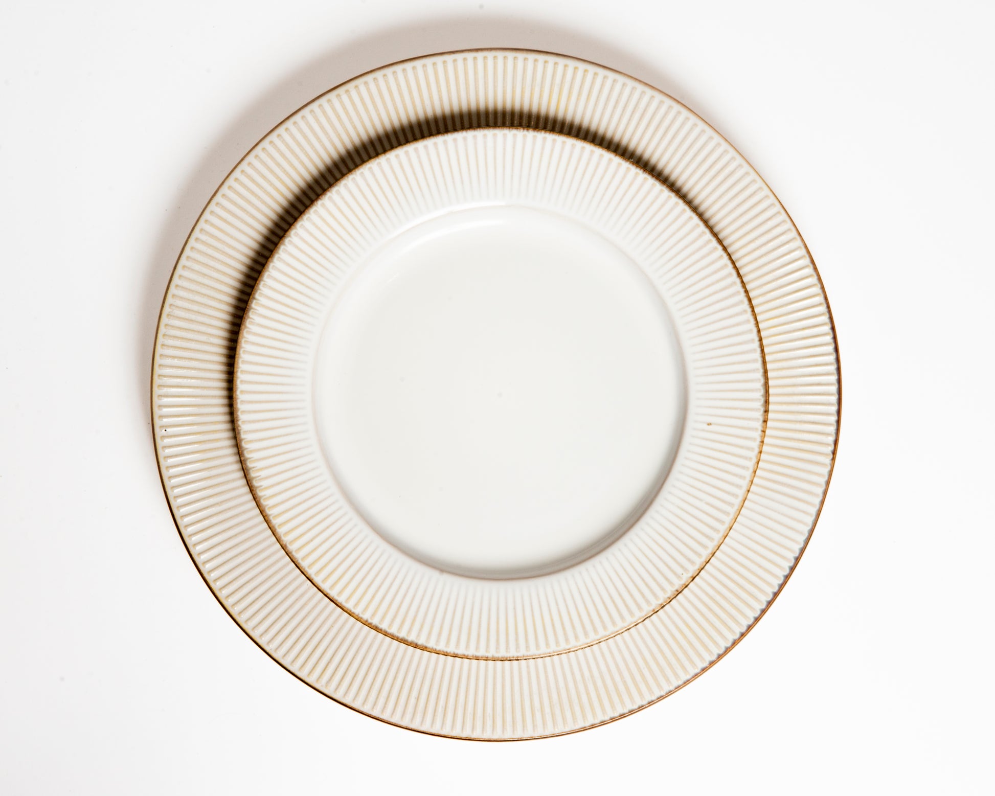 Assiette artisanale blanche à bord strié doré