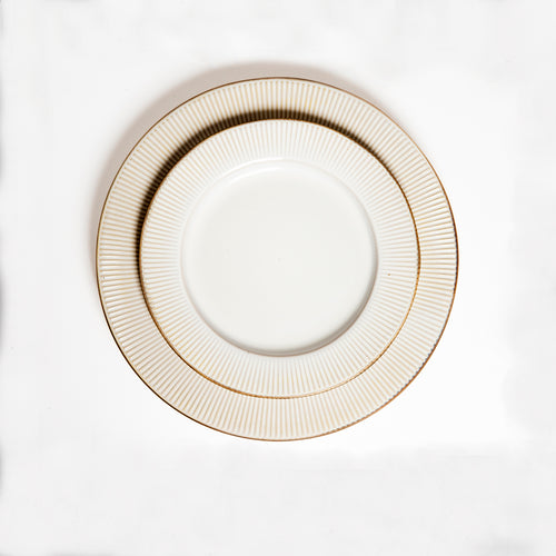 Assiette artisanale blanche à bord strié doré