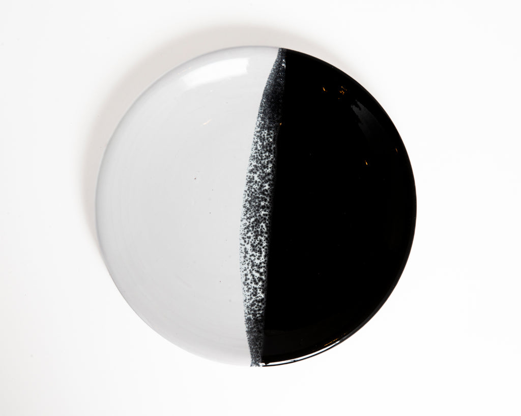 Assiette artisanale bicolore noire et blanche