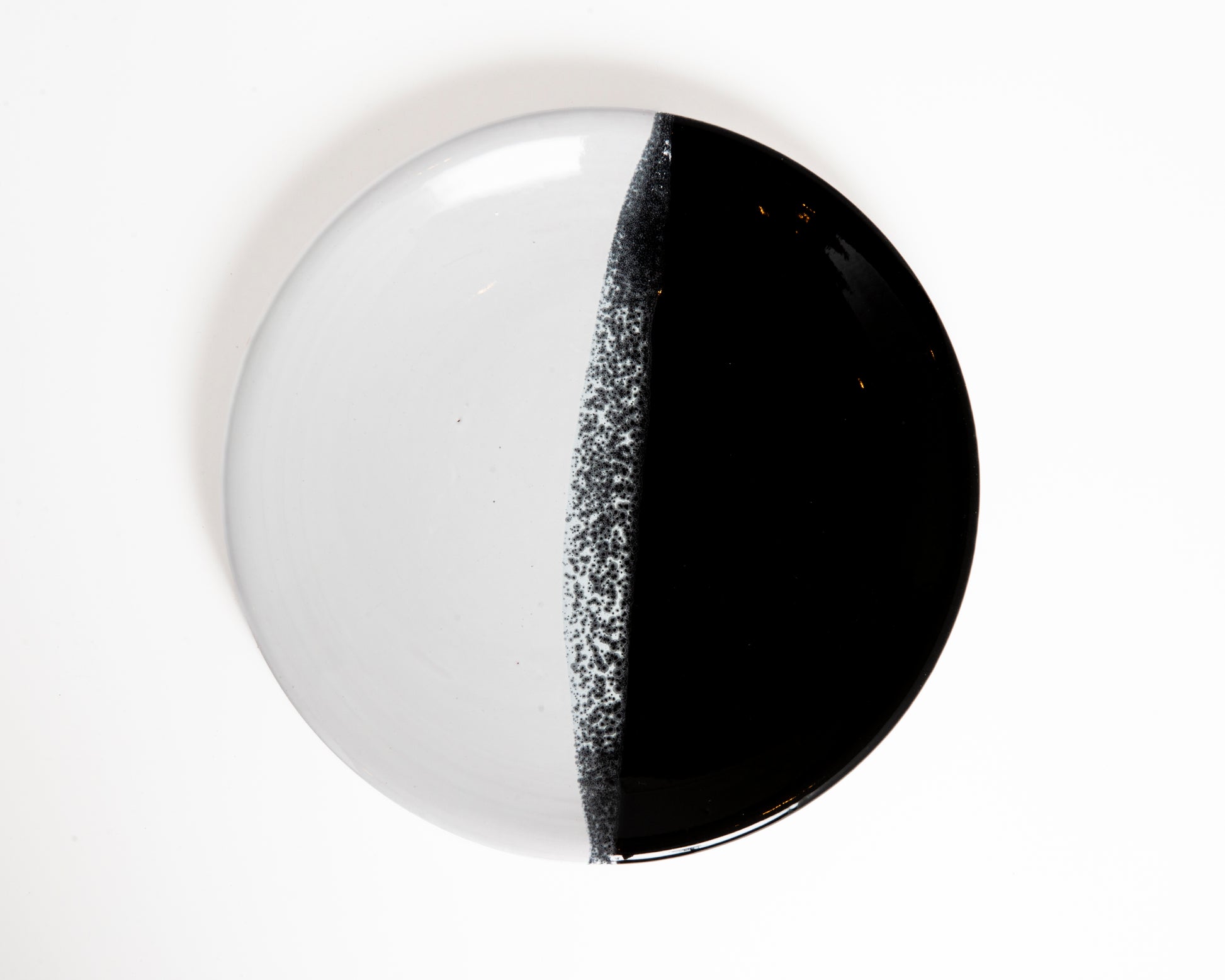 Assiette artisanale bicolore noire et blanche