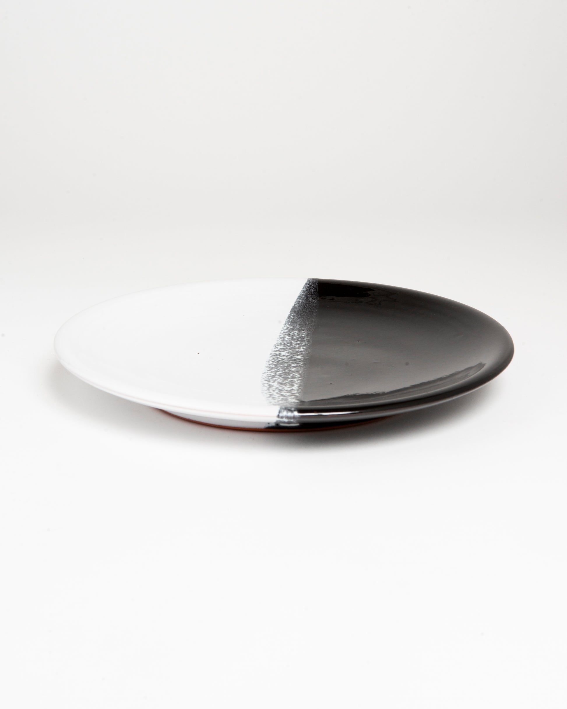 Assiette artisanale bicolore noire et blanche