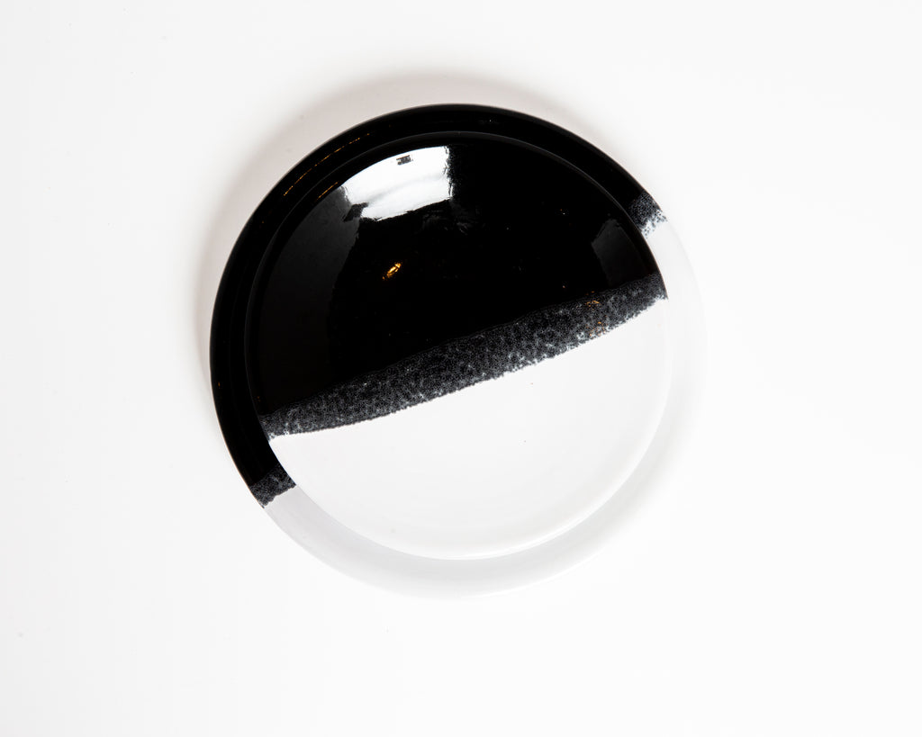 Assiette artisanale bicolore noire et blanche
