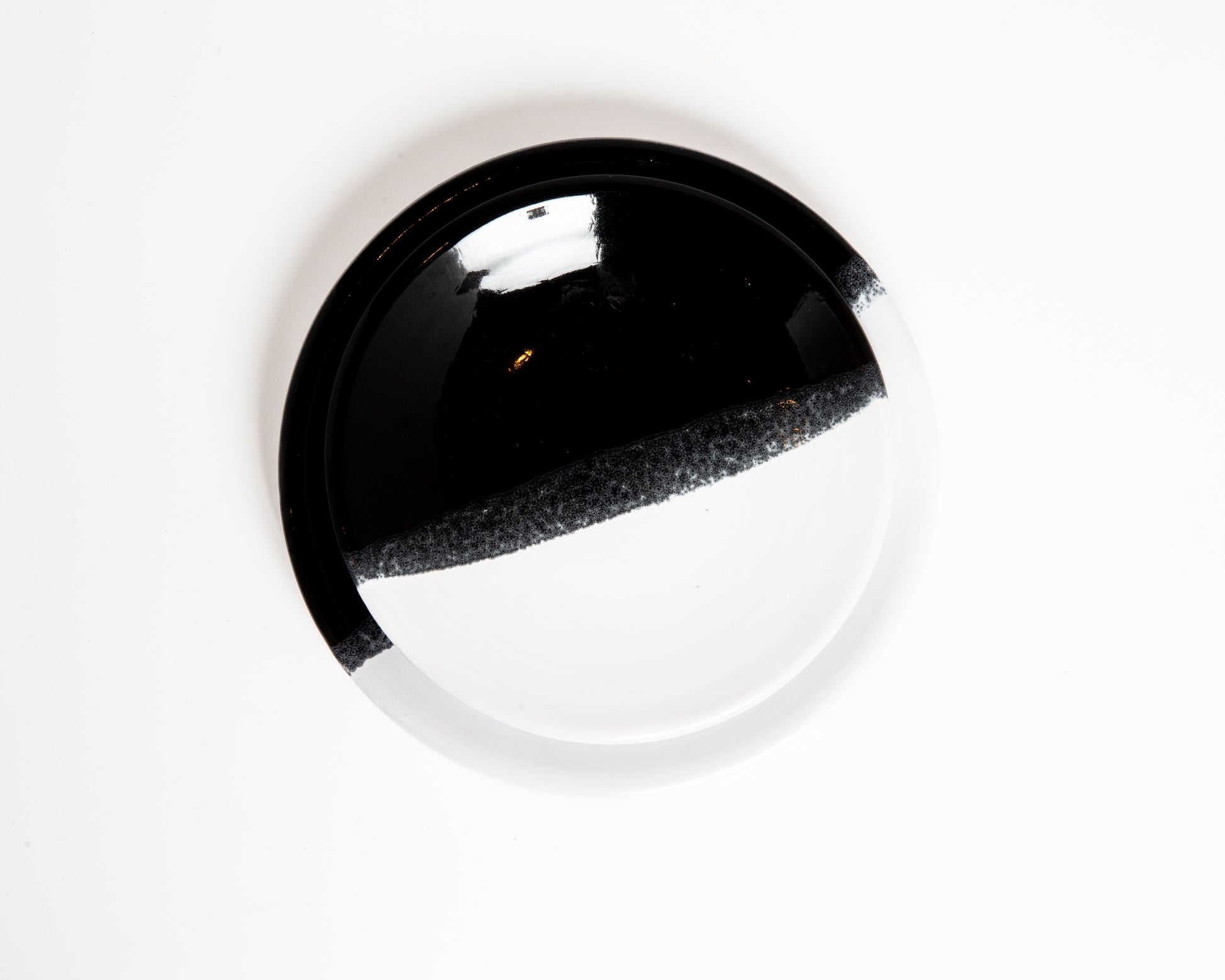 Assiette artisanale bicolore noire et blanche