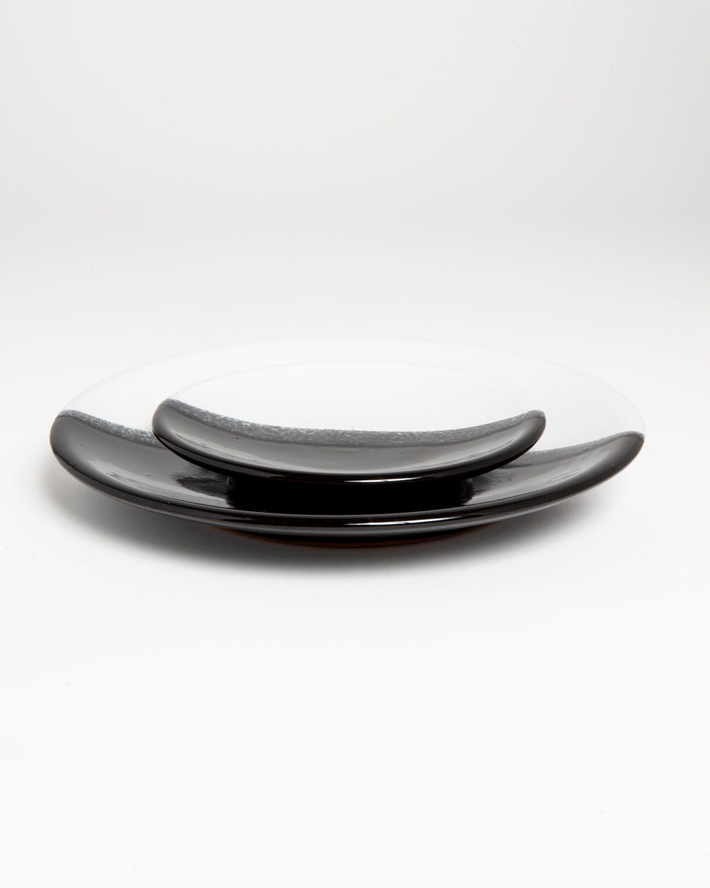 Assiette artisanale bicolore noire et blanche