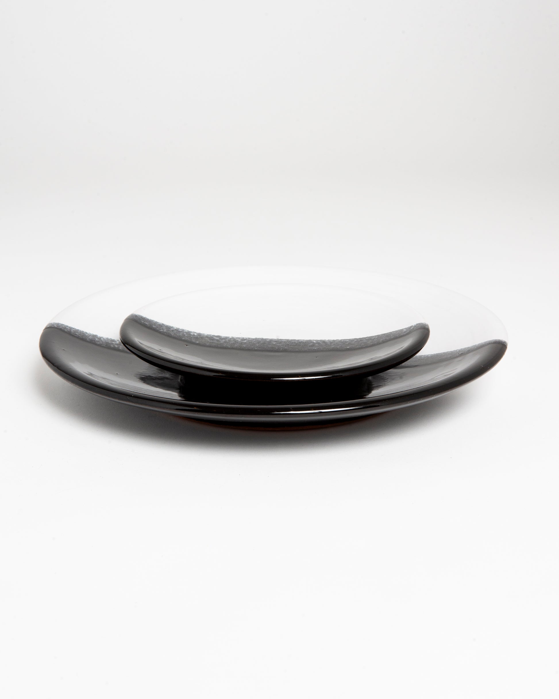 Assiette artisanale bicolore noire et blanche