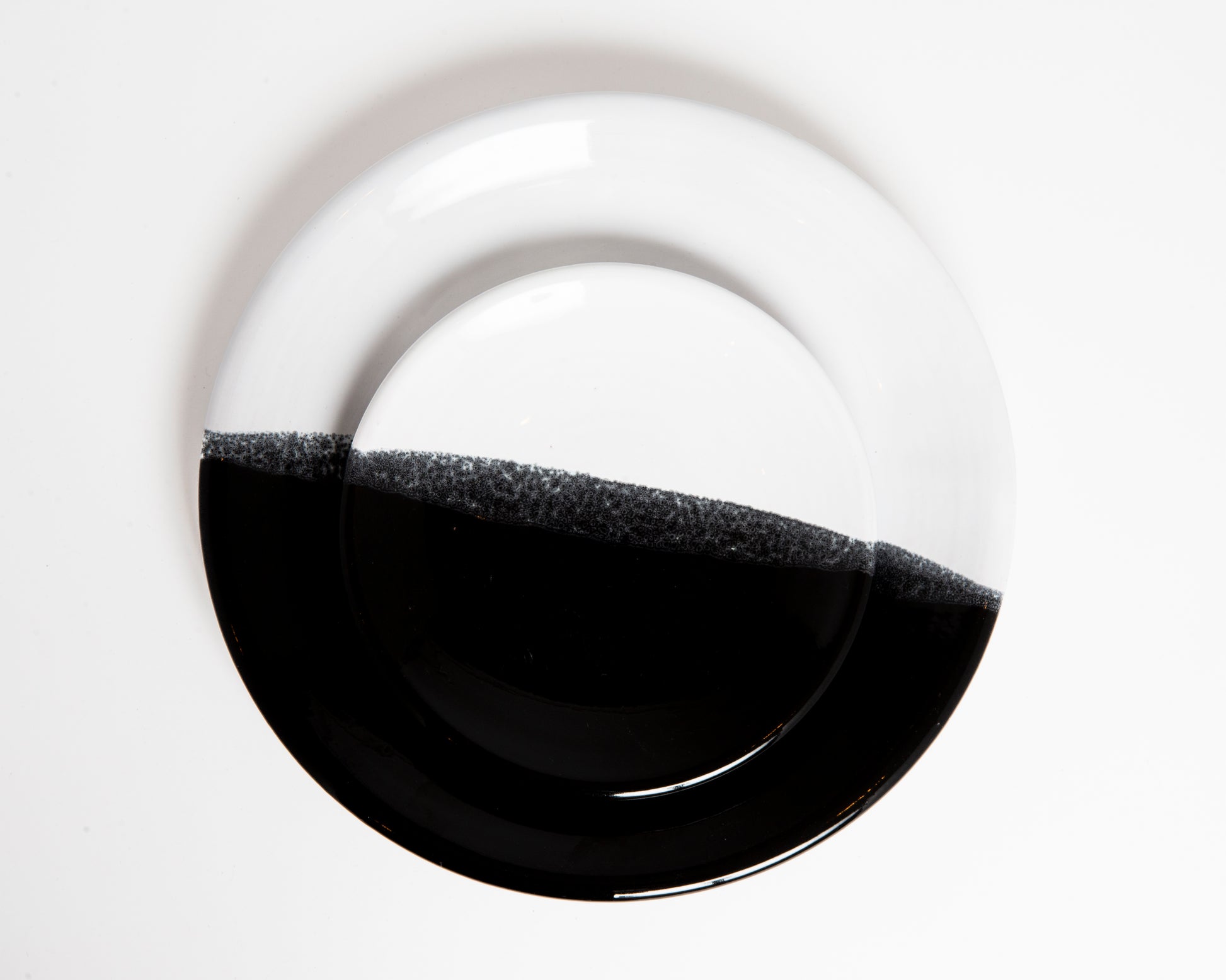 Assiette artisanale bicolore noire et blanche
