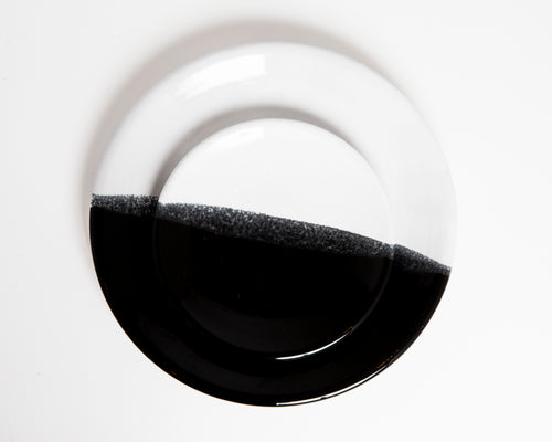 Assiette artisanale bicolore noire et blanche