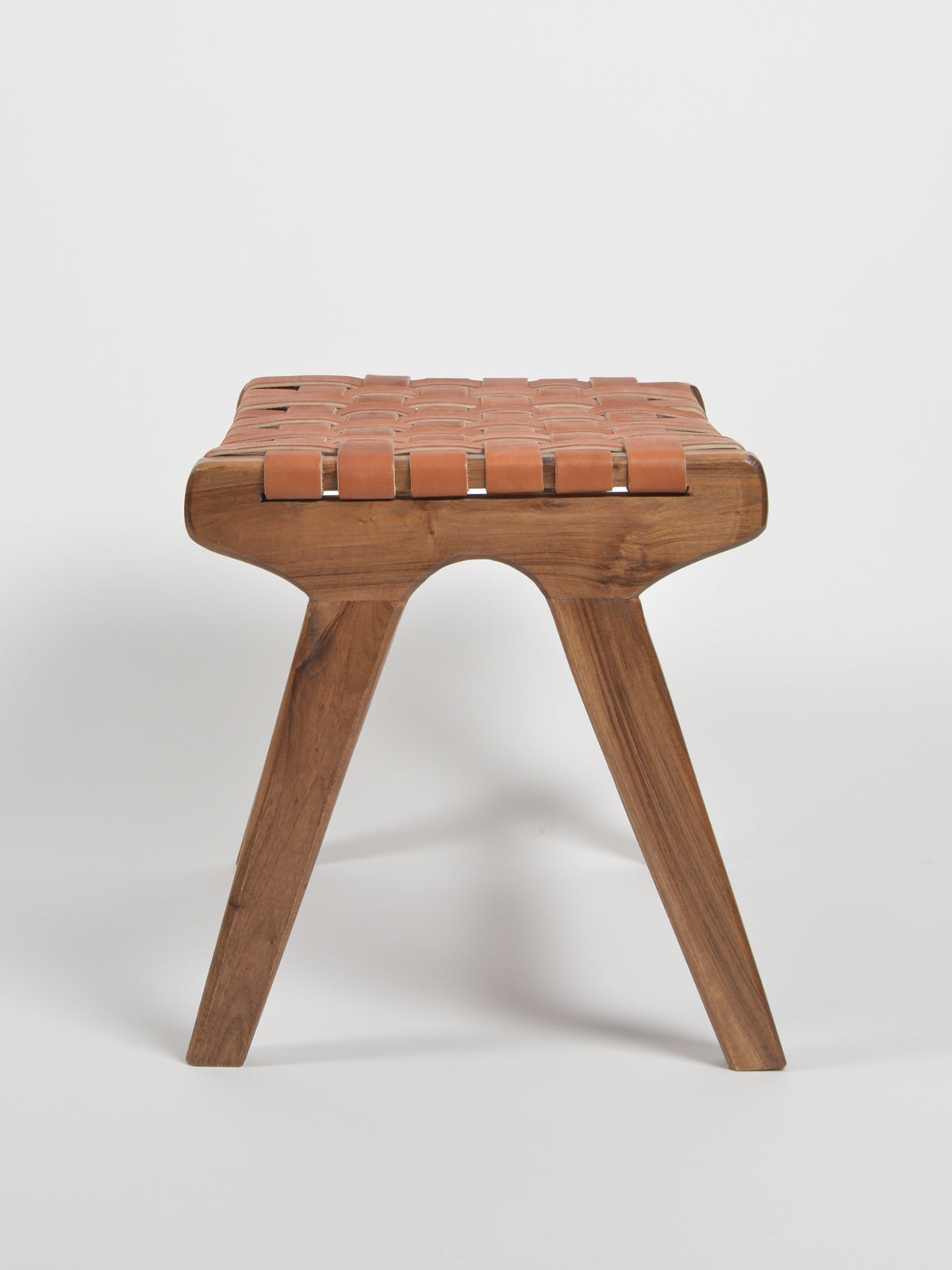 Tabouret artisanal en cuir tressé