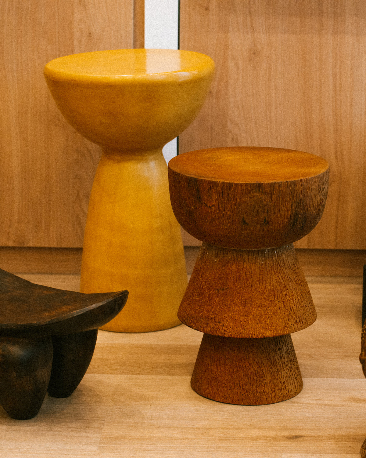 Tabouret TIMUNTU en bois taillé dans la masse