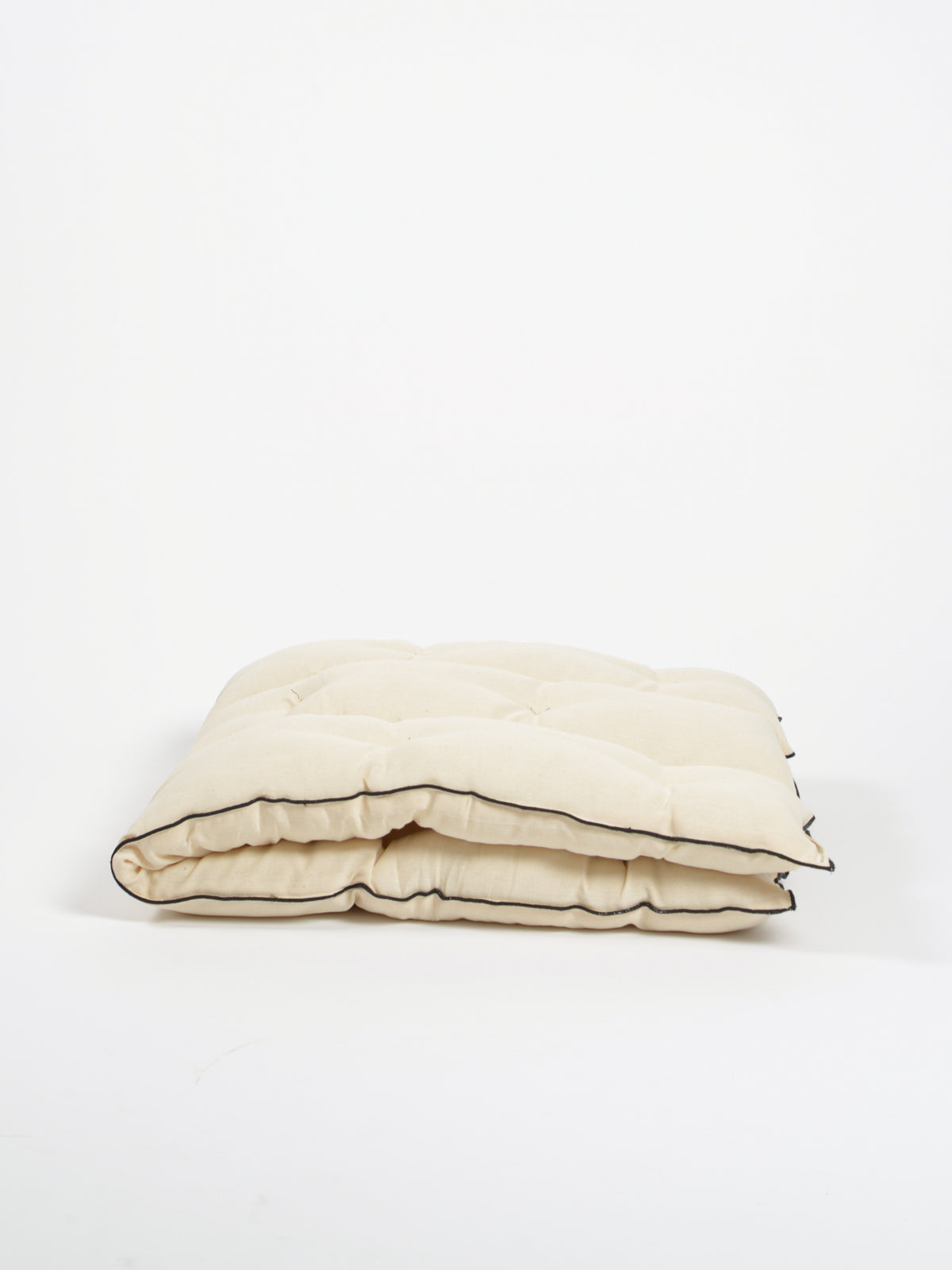 Sur Matelas Crème à Bordures Noires TENSIRA - Artisanat Guinée-Conakry