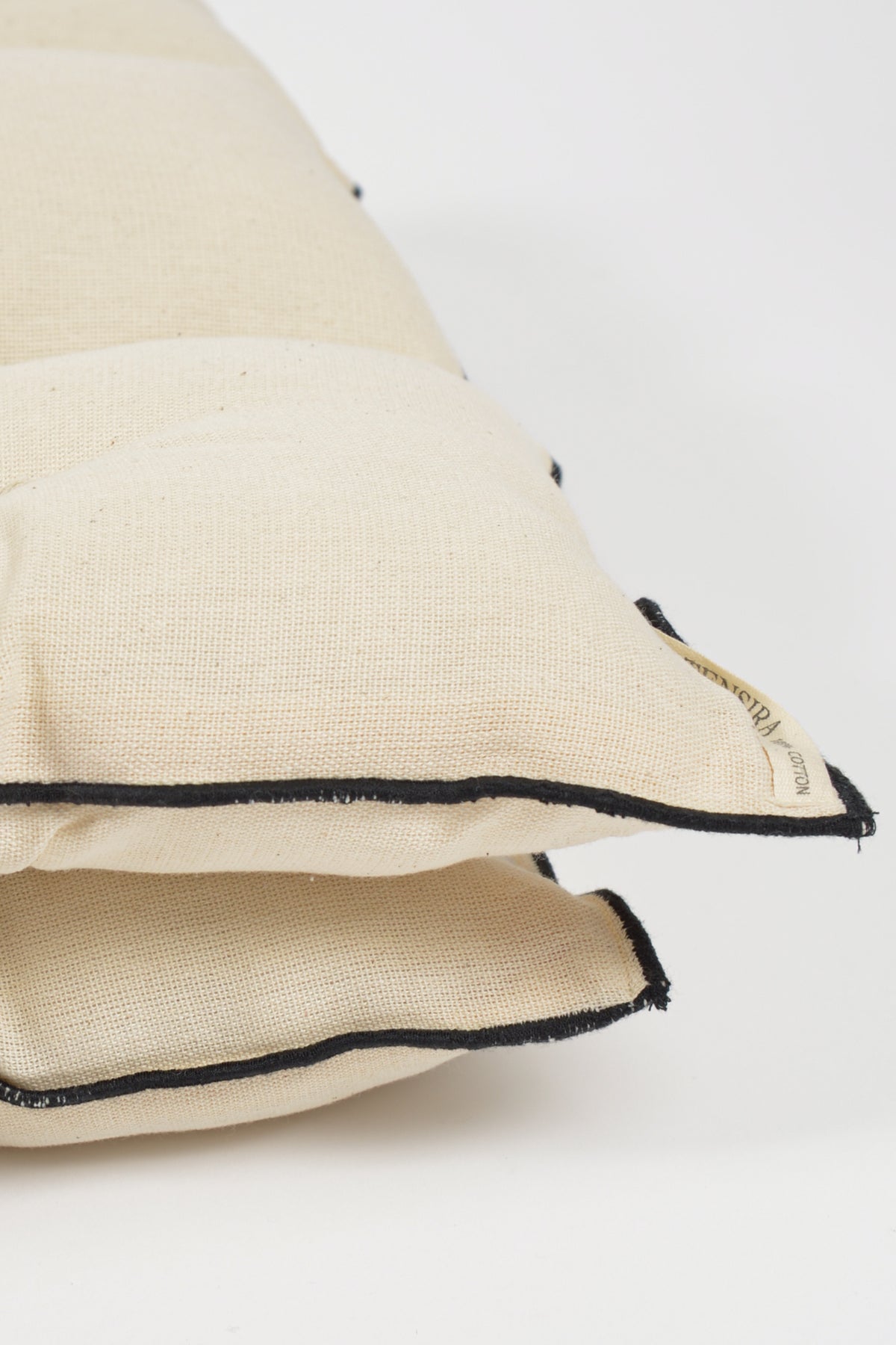 Sur Matelas Crème à Bordures Noires TENSIRA - Artisanat Guinée-Conakry