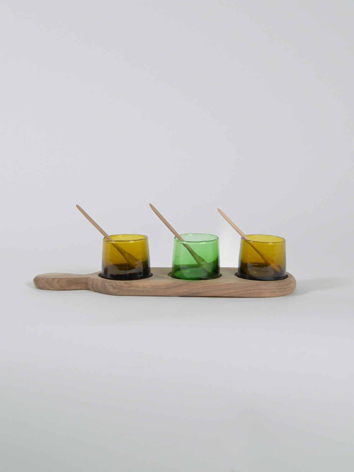 Plateau en bois avec un trio de verres