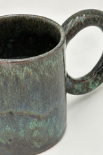 Mug en céramique à grande anse, gros plan du rebord