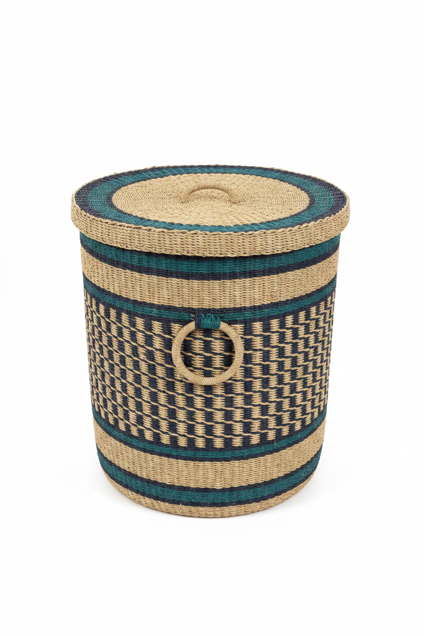 Panier de rangement artisanal africain en paille tressée, motif damier marine et naturel, bandes teal et marine, couvercle circulaire avec anneaux concentriques et anse tressée vue de face sur fond blanc