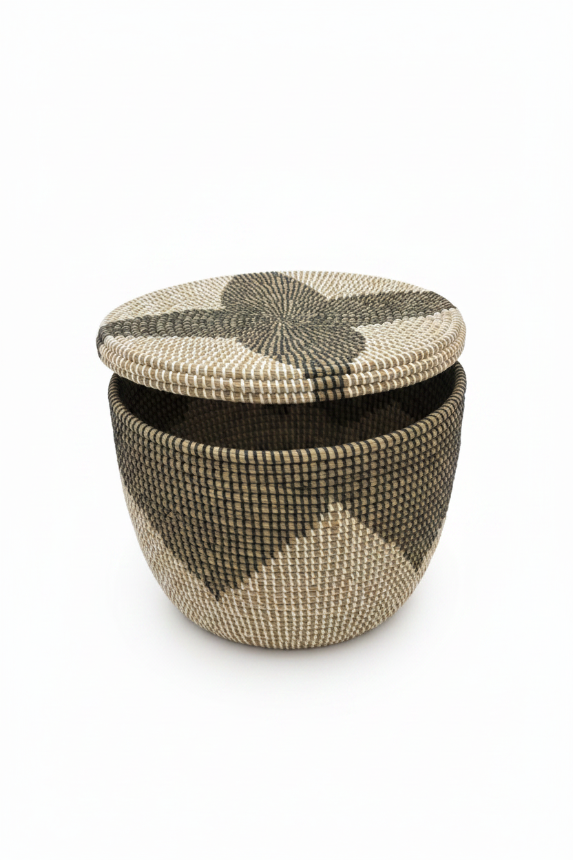 Panier de rangement en jonc tressé avec couvercle, motif géométrique croix en jonc olive et crème, artisanat sénégalais, fond blanc