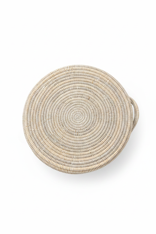 Vue du dessus Panier à linge en raphia blanc, motif spirale du couvercle, artisanat Sénégal, vue zénithale