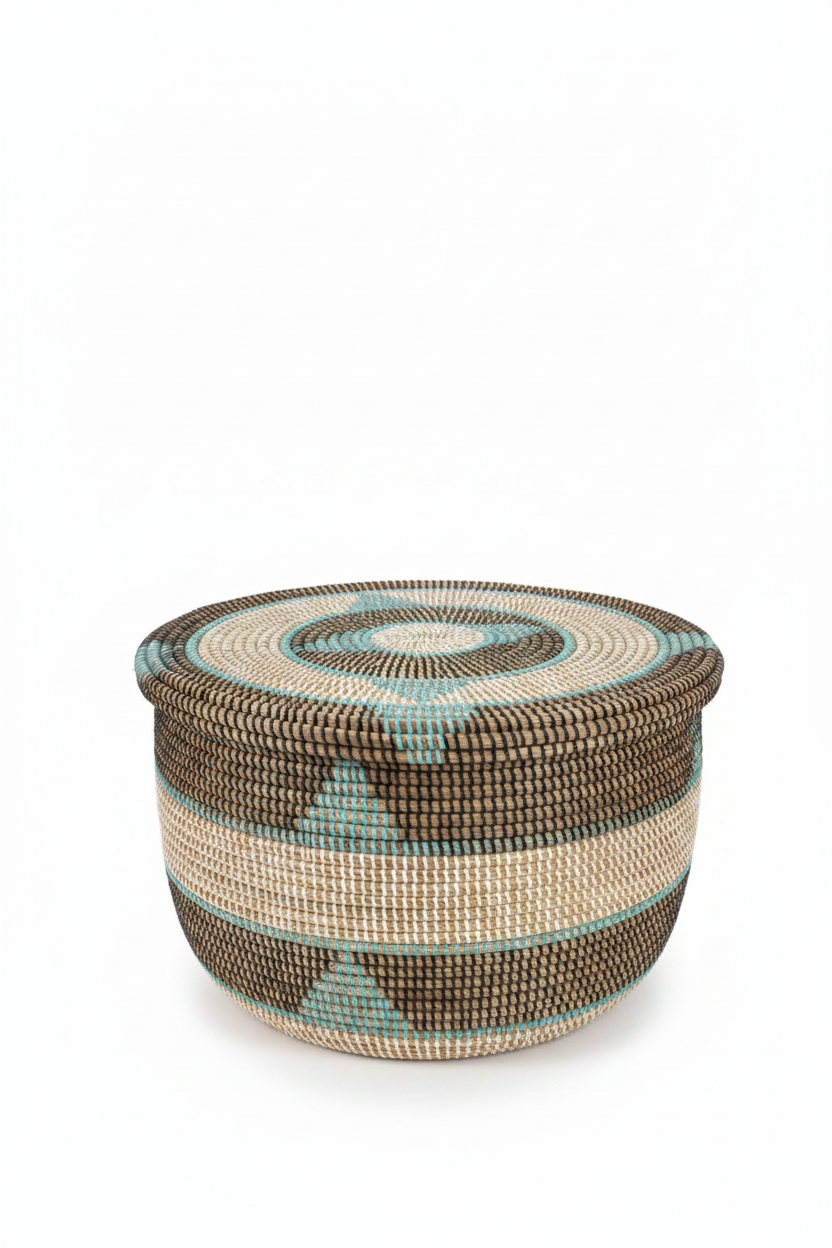 Panier de rangement rond tressé à la main, motif africain en spirale, couleurs marron, crème et turquoise, avec couvercle plat, vue de face sur fond blanc