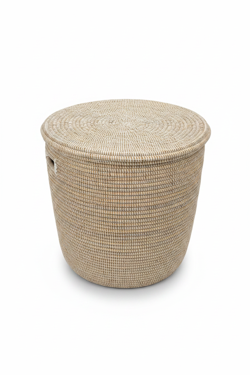  Panier à linge en raphia blanc tressé, artisanat sénégalais, vue de face sur fond blanc

