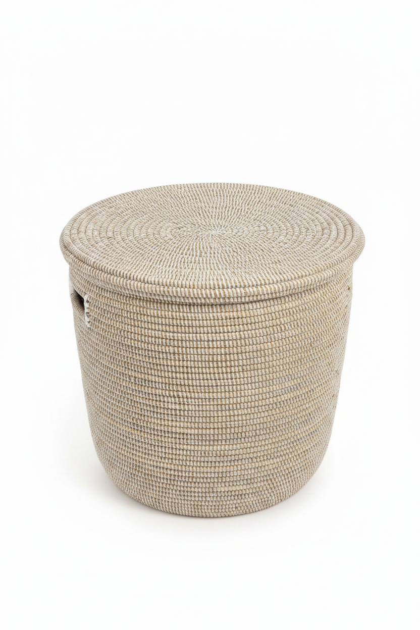  Vue trois quarts Panier à linge en raphia blanc naturel avec couvercle, tissage artisanal sénégalais, angle trois quarts

