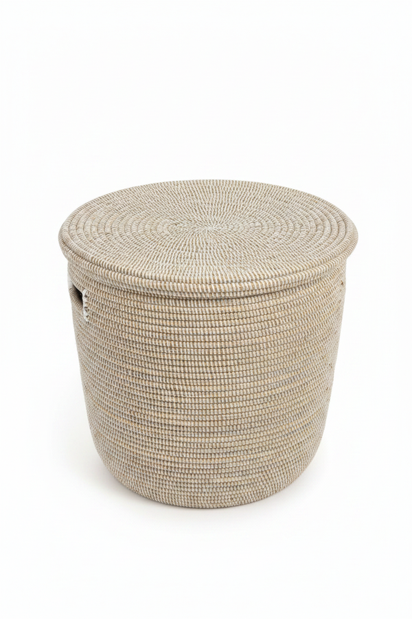 Vue trois quarts Panier à linge en raphia blanc naturel avec couvercle, tissage artisanal sénégalais, angle trois quarts

