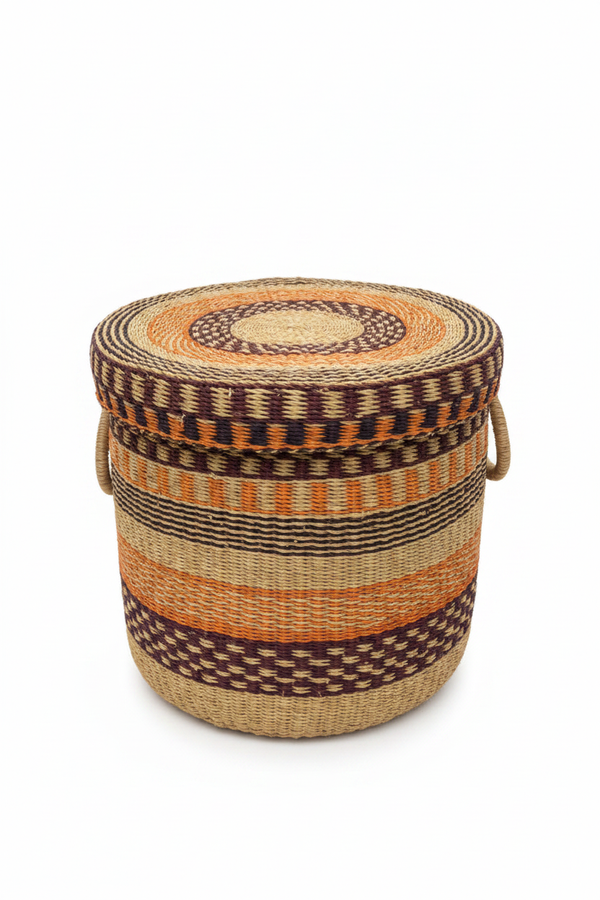 Panier artisanal africain tressé avec couvercle, vue trois quarts avant — motifs géométriques concentriques en raphia naturel, orange brûlé et brun bordeaux, avec anse latérale tressée, fond blanc